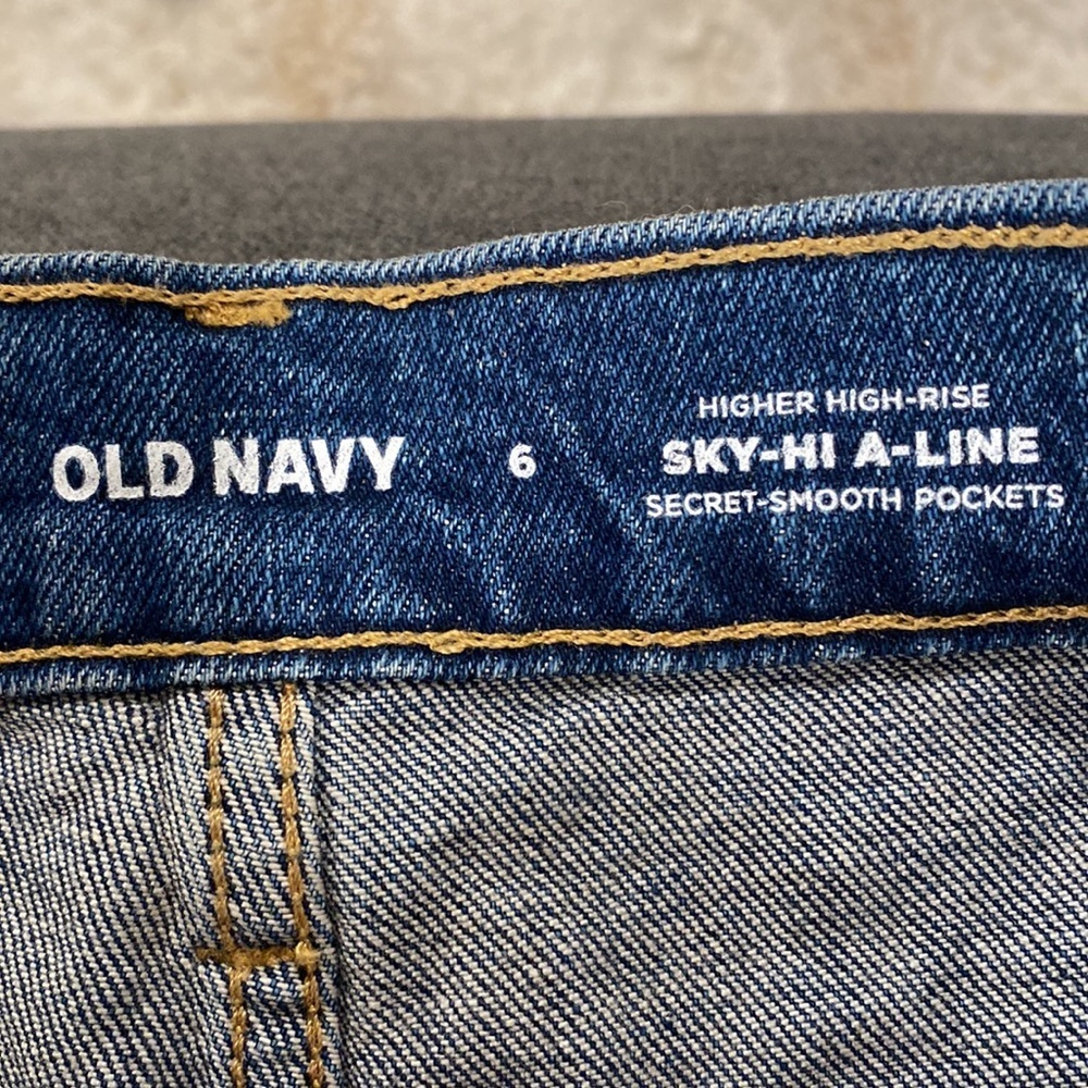 NWT Old Navy jean shorts. Size 6 - Picture 4 of 7